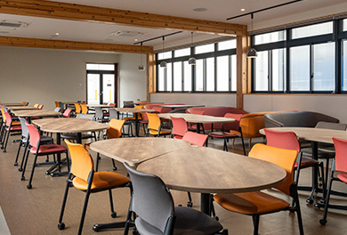 広く温かい雰囲気の食堂の写真