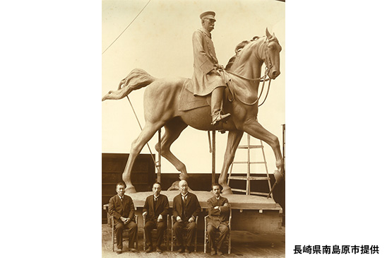 パネル「山県有朋銅像の原型と西望ら」(長崎県南島原市提供)の写真