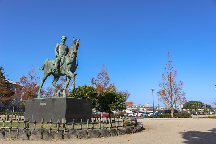 「山県有朋銅像がある萩市中央公園」の写真